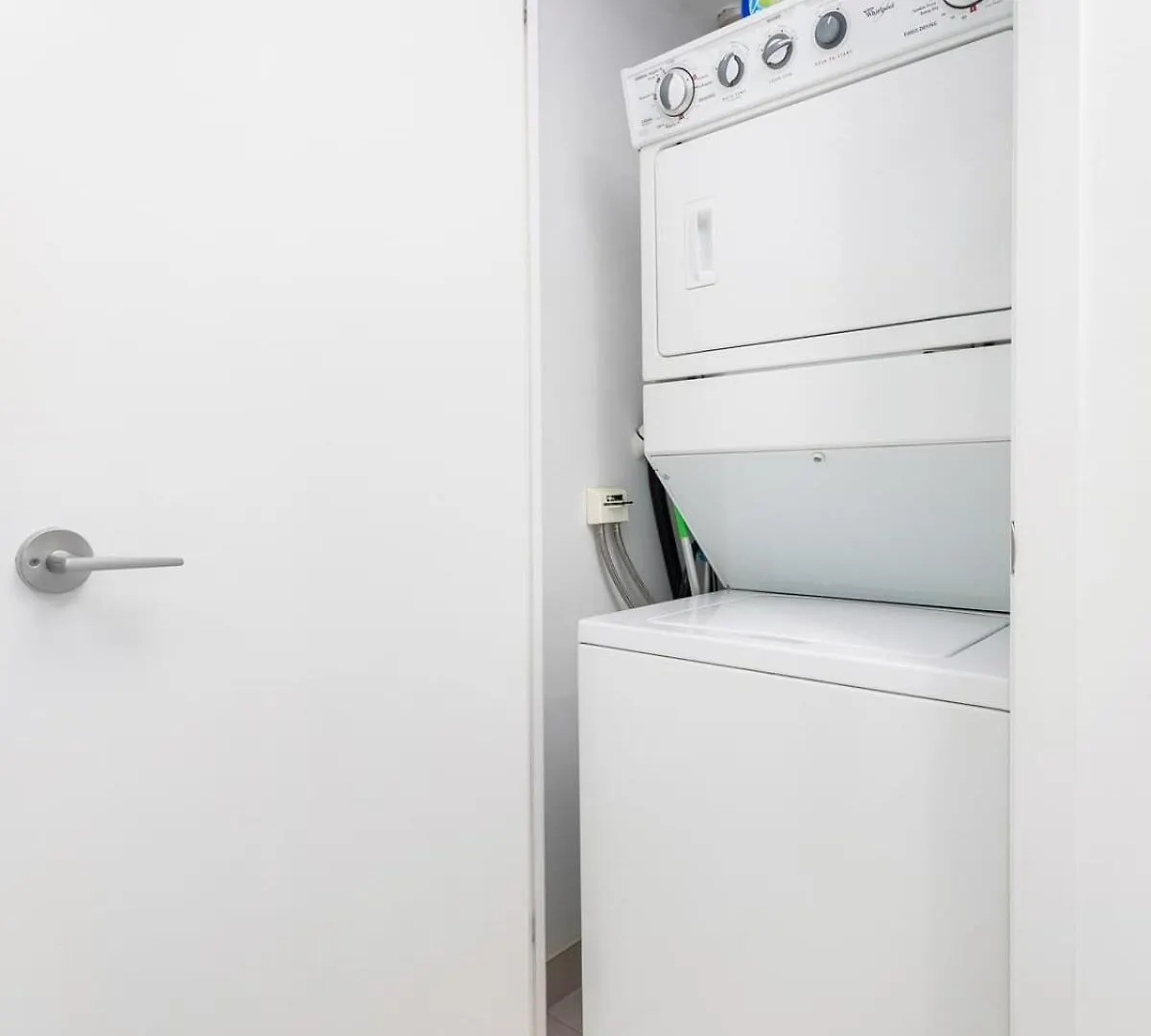 Convenient 1Br Walk To Cn Tower Or Lake Toronto Apartment